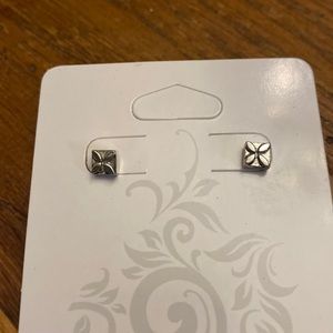 🌼🌿Liz Claiborne silver posts🌼🌿like new!